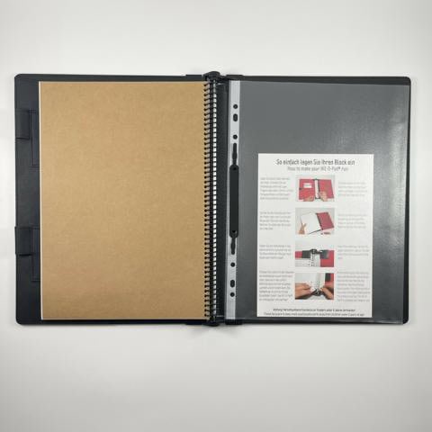 Schwarze IKE-O-Pad Apfel Edition A4 mit wasserabweisender Oberfläche. Spiralblock-aufgeklappt-Beschreibung-in-Klarsichthülle
