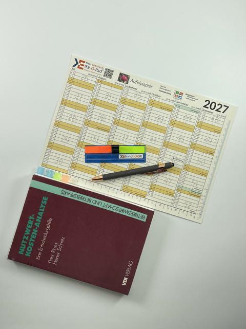 Jahreskalender 2027 aus Apfelpapier 2. Halbjahr mit Lineal und Page Marker Vorlage mit Innohildit V5. Softtouch Kugelschreiber und Buch als Beispiel für Pagemarker